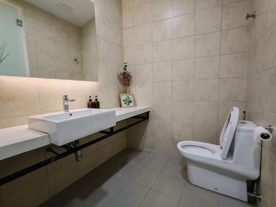 Pangsapuri The Robertson 5 Minutes To Jalan Alor Street Bukit Bintang Pavilion 7 Pax 2r1b